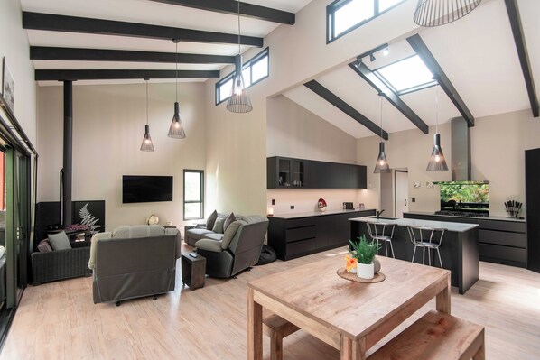 Maison, vue jardin | Coin séjour | Télévision de 42 pouces avec chaînes numériques, cheminée