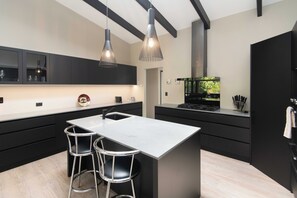 Maison, vue jardin | Cuisine privée | Grand réfrigérateur, micro-ondes, four, plaque de cuisson