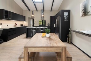 Casa, vista al jardín | Cocina privada | Refrigerador con congelador, microondas, horno y parrilla de estufa 
