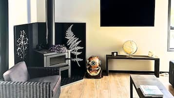 Casa, vista al jardín | Área de sala de estar | Televisión de 42 pulgadas con canales digitales y chimenea