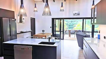 Casa, vista al jardín | Cocina privada | Refrigerador con congelador, microondas, horno y parrilla de estufa