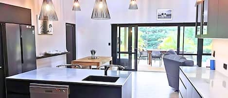 Maison, vue sur le jardin | Cuisine privée | Réfrigérateur grande capacité avec congélateur, four à micro-ondes