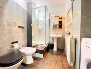 Douche, sèche-cheveux, serviettes fournies, savon