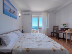 3 bedrooms, free cots/infant beds, free WiFi, bed sheets