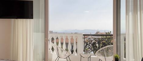 5 bedrooms, in-room safe, desk, iron/ironing board