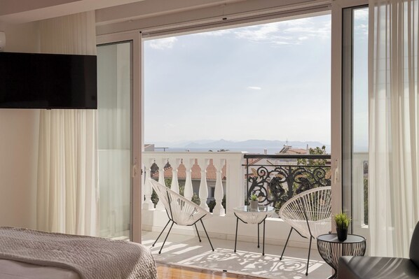 5 chambres, coffres-forts dans les chambres, bureau