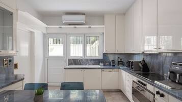 Een koelkast, een magnetron, een oven, een kookplaat