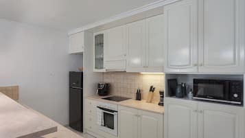 Een koelkast, een magnetron, een oven, een kookplaat