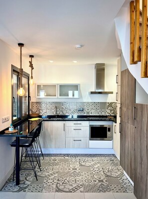 Jääkaappi, mikroaaltouuni, uuni, liesi