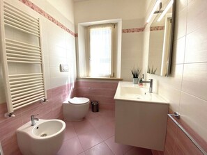 Doccia, bidet, asciugamani, carta igienica