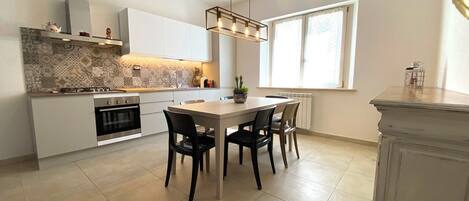 Kylskåp, ugn, spishäll och diskmaskin