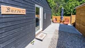 Fachada de madera con un letrero que dice 'Basse' y una puerta.