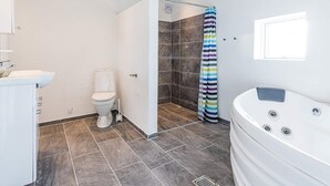 Un baño moderno con ducha, inodoro y bañera.