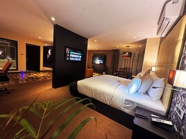 Luxury Suite, Jetted Tub, Mountain View