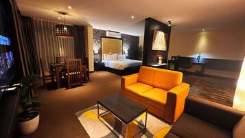 Luxury Suite, Jetted Tub, Mountain View