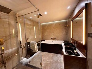Familienzimmer | Badezimmer | Dusche, kostenlose Toilettenartikel, Haartrockner, Hausschuhe