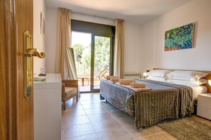 4 chambres, fer et planche Ă repasser, Wi-Fi, draps fournis