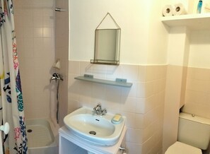 Douche, serviettes fournies, savon, papier toilette