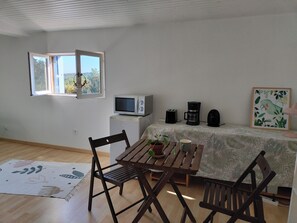 Interior - 1 Bedroom Bed & breakfast in Junas (Junas)