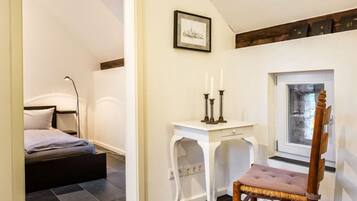 Căn hộ | 1 phòng ngủ, trang bị nội thất với thiết kế riêng biệt