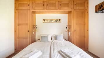 1 bedroom, desk, iron/ironing board, WiFi