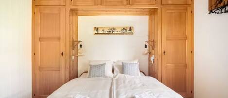 1 bedroom, desk, iron/ironing board, WiFi