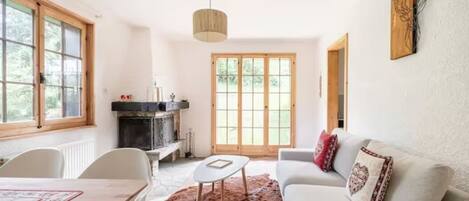 Flat-screen TV, fireplace