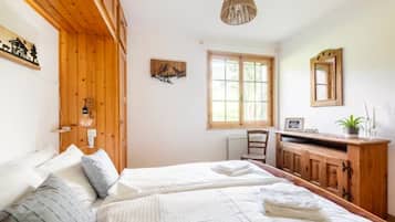 1 bedroom, desk, iron/ironing board, WiFi