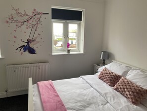 3 habitaciones, tabla de planchar con plancha y cuna de viaje 