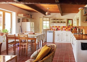Réfrigérateur, un four, surface de cuisson, lave-vaisselle
