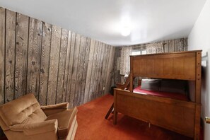 5 bedrooms, iron/ironing board, free WiFi, bed sheets