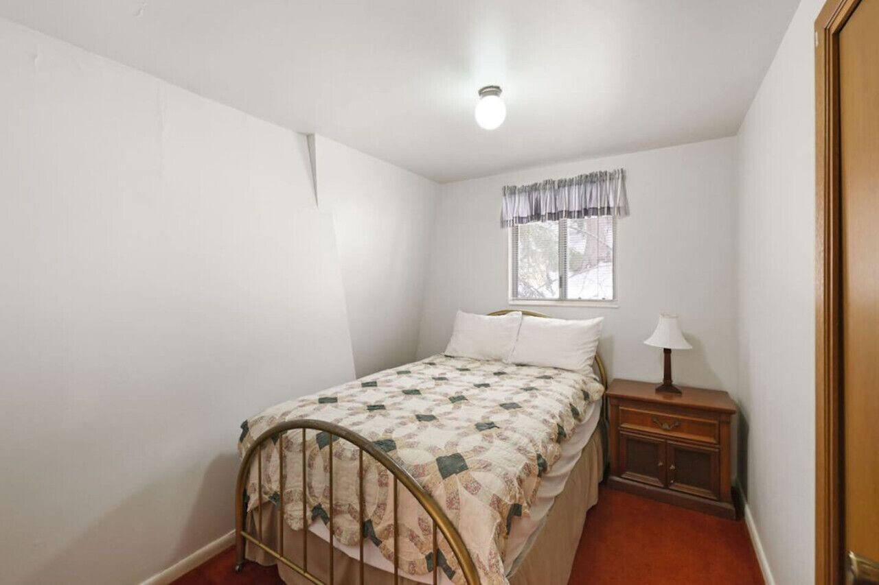 5 bedrooms, iron/ironing board, free WiFi, bed sheets