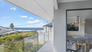 Outdoor dining - Clear Water at The Entrance by HolidayCo. (THE ENTRANCE NORTH)