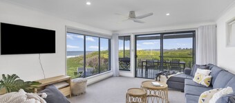 Clear Water at The Entrance by HolidayCo.