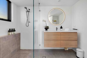 Douche, sèche-cheveux, serviettes fournies