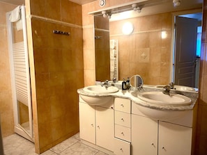 Quarto superior | Banheiro | Chuveiro, secador de cabelo, toalhas de banho, sabonete