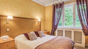 Minibar, meja kerja, ruang kerja ramah laptop, dan Wi-Fi gratis