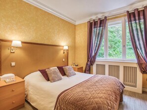 Minibar, escritorio, espacio para trabajar con laptop y wifi gratis 