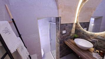 Dusche, Haartrockner, Bidet, Handtücher