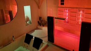 A modern bathroom with a bathtub, a mirror, and a cactus plant. - 1 Bedroom Bed & breakfast in Grottaglie (Grottaglie)