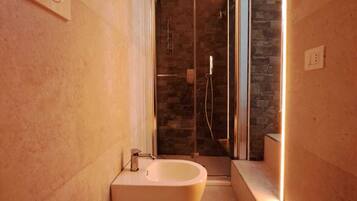 Douche, sèche-cheveux, bidet, serviettes fournies