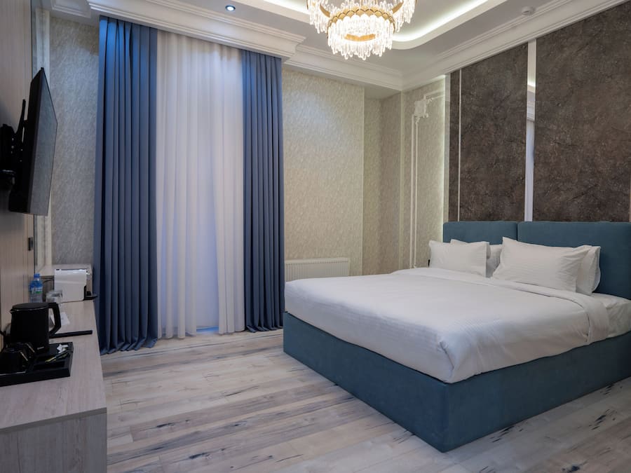 Family Triple Room | Desk, laptop workspace, soundproofing, iron/ironing board