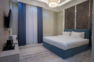 Family Triple Room | Desk, laptop workspace, soundproofing, iron/ironing board