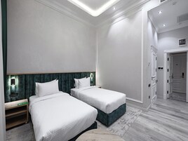 Standard Twin Room | Desk, laptop workspace, soundproofing, iron/ironing board