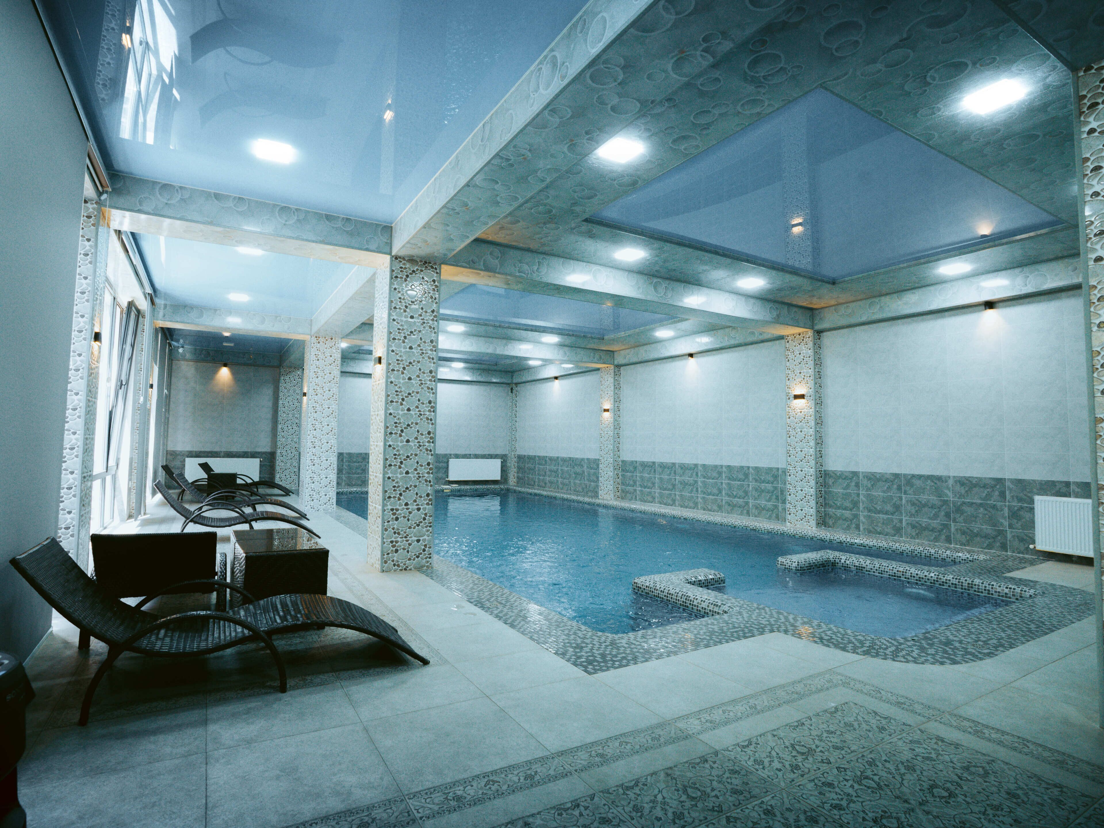 Una piscina cubierta