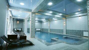 Una piscina cubierta