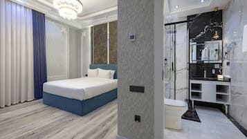 Quarto triplo família | Escrivaninha, espaço de trabalho para notebook, quartos à prova de som