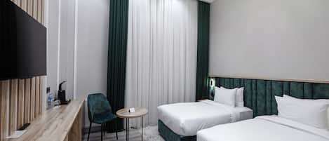 Standard Twin Room | Desk, laptop workspace, soundproofing, iron/ironing board