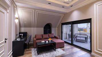 Suite with Terrace | Desk, laptop workspace, soundproofing, iron/ironing board