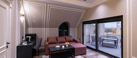 Suite with Terrace | Desk, laptop workspace, soundproofing, iron/ironing board